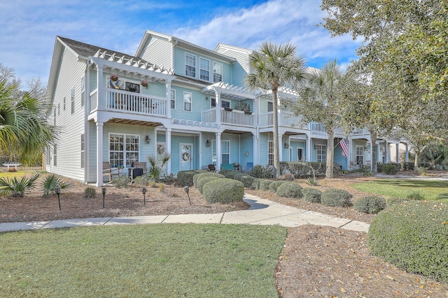 view of front of house featuring a pergola and a front yard