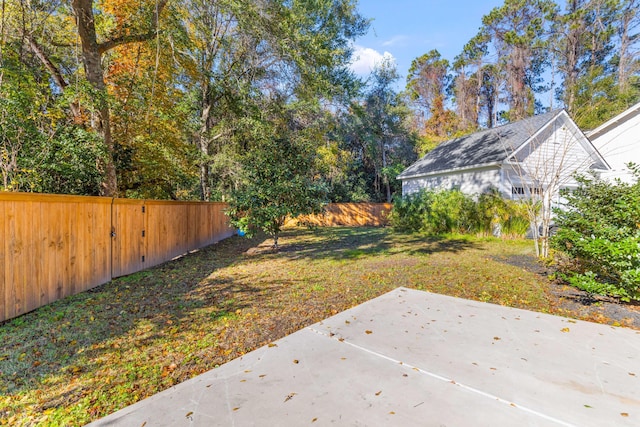 view of yard featuring a patio