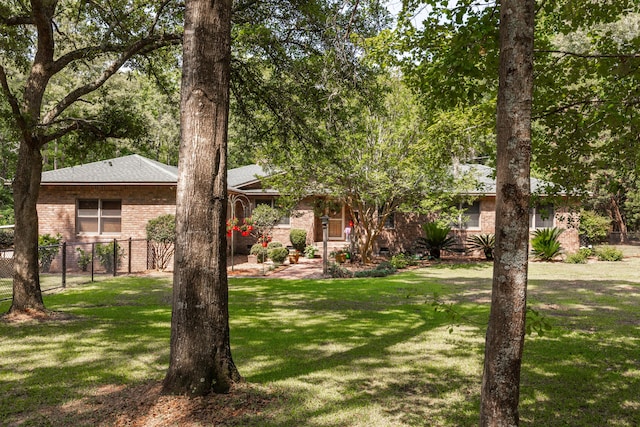 view of front facade featuring a front yard