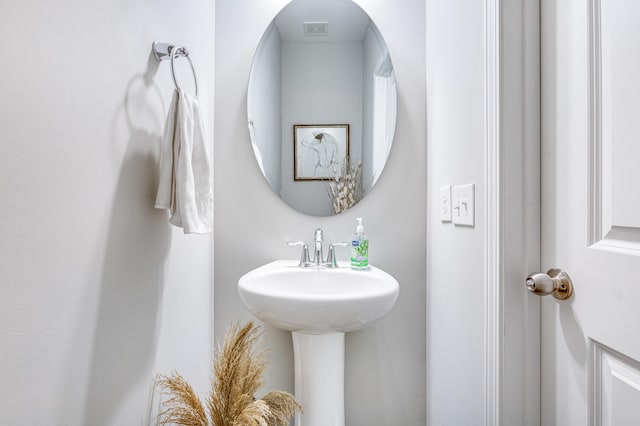 bathroom featuring sink