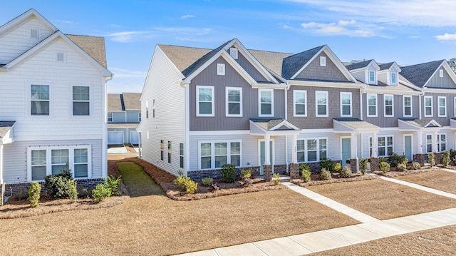 view of front of property featuring a front yard