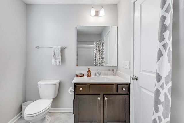 bathroom with a shower with curtain, vanity, and toilet