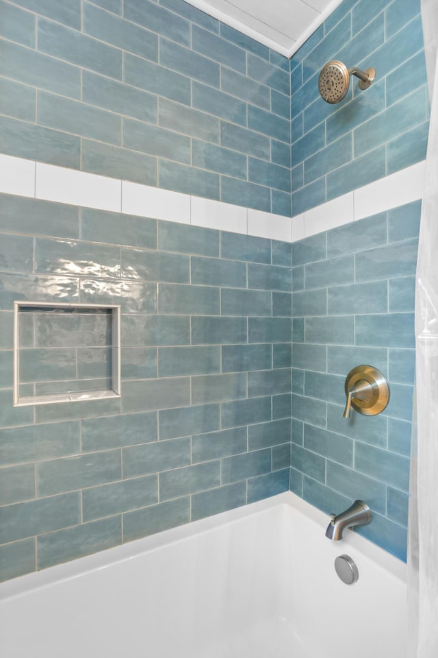 bathroom featuring tiled shower / bath