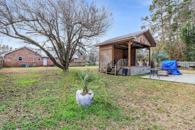 view of yard with a patio