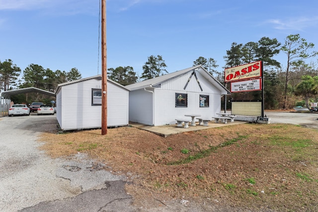 view of front facade featuring a storage shed