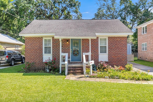 bungalow featuring a front yard