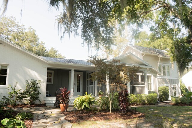 view of front facade with covered porch