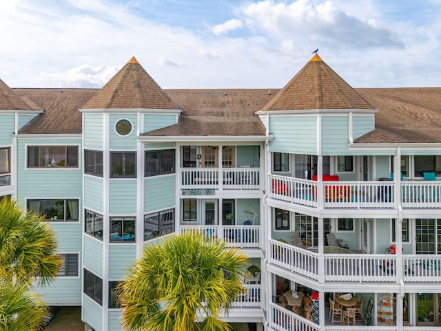 exterior space featuring a balcony