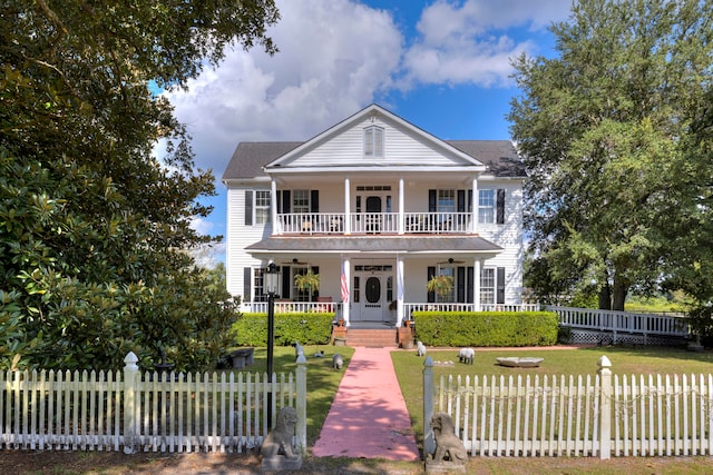 view of front of property featuring a front yard and a porch