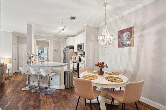 dining space featuring dark wood-style floors, a notable chandelier, visible vents, and ornamental molding