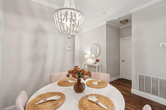 dining area with crown molding, a notable chandelier, dark wood finished floors, baseboards, and visible vents