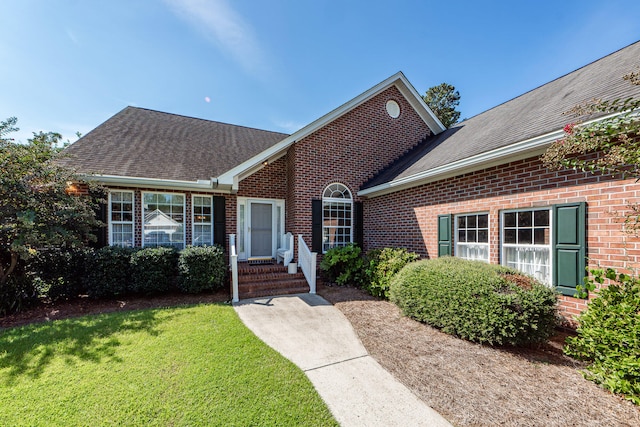 view of front of property featuring a front yard