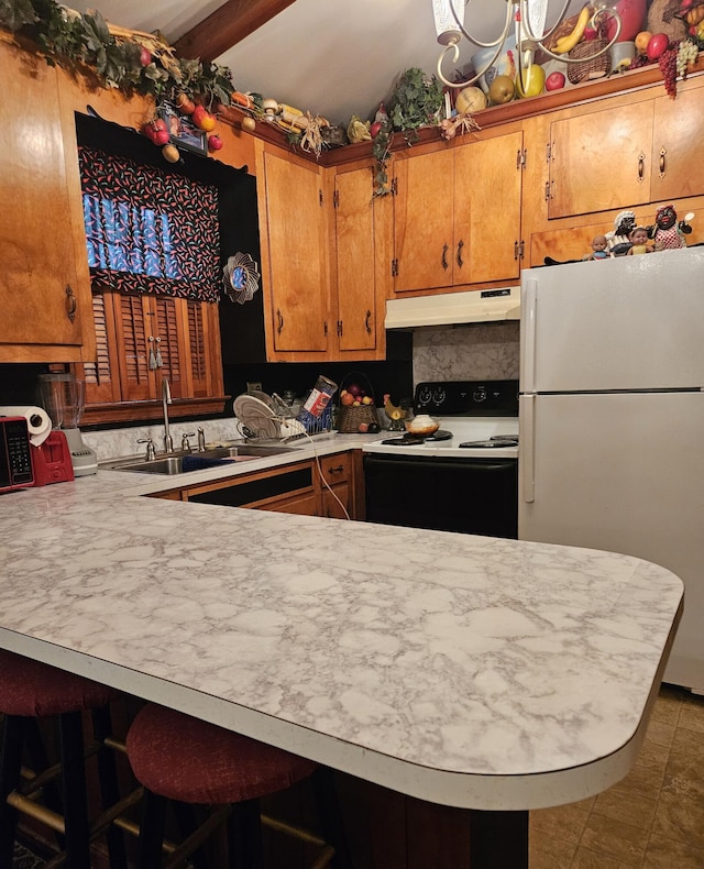 kitchen featuring sink, beamed ceiling, kitchen peninsula, white appliances, and a breakfast bar