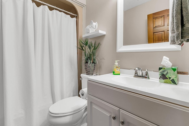 full bath featuring vanity, toilet, and a shower with curtain