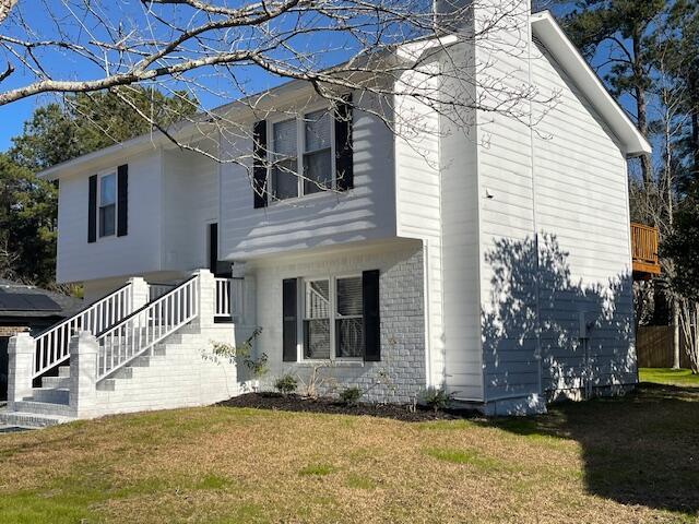 view of side of property featuring a lawn