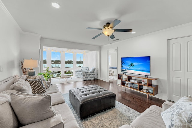 living area with wood finished floors, baseboards, a ceiling fan, ornamental molding, and recessed lighting