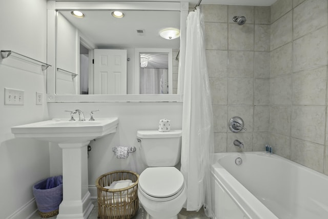 full bathroom with recessed lighting, visible vents, shower / bathtub combination with curtain, toilet, and baseboards