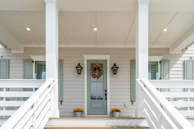 property entrance featuring a porch