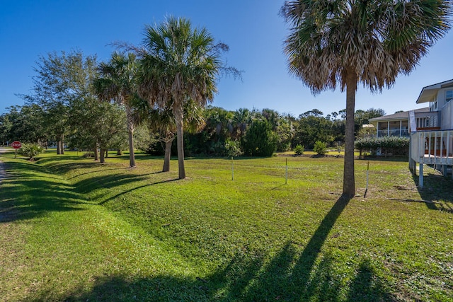 view of property's community featuring a yard