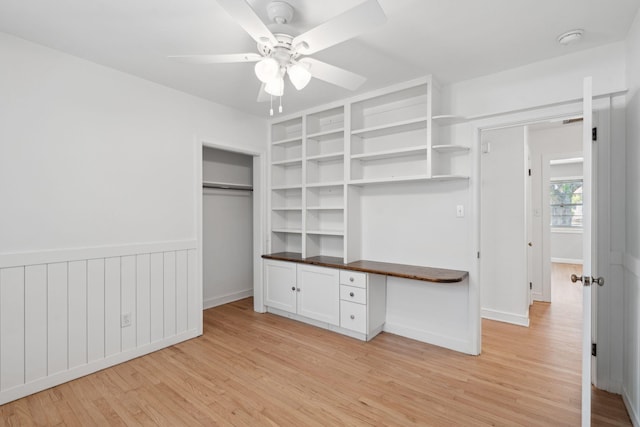 walk in closet featuring light wood-style flooring and ceiling fan