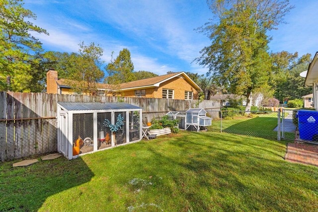 view of yard with an outbuilding