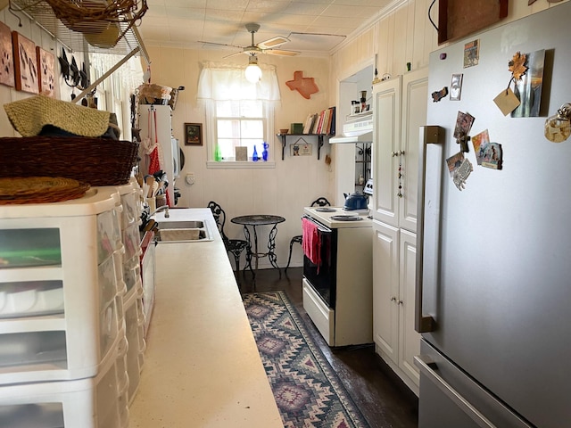 kitchen with ventilation hood, electric stove, crown molding, ceiling fan, and fridge