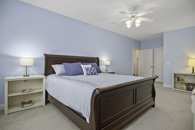 living room with light hardwood / wood-style flooring, ceiling fan, and ornamental molding