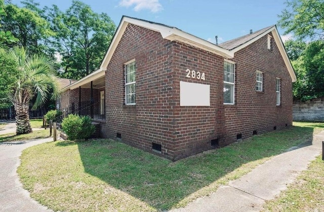 view of side of property featuring a lawn