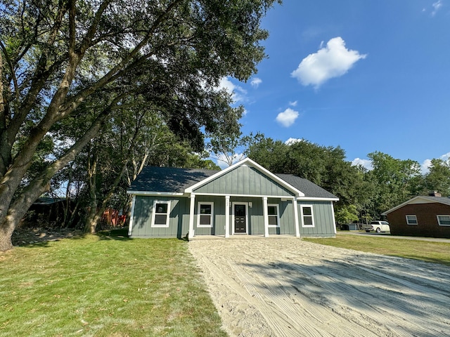 view of front of home featuring a porch and a front yard