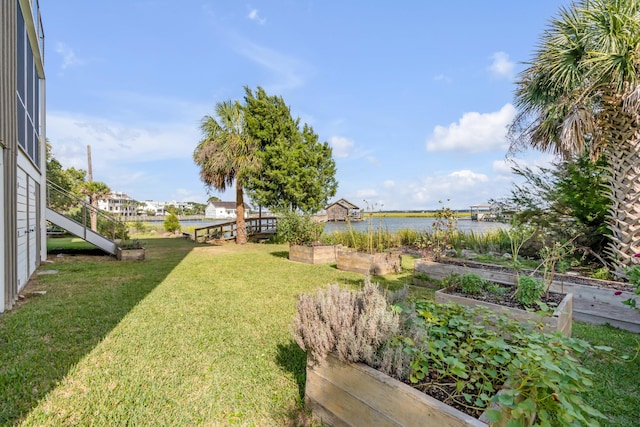 view of yard featuring a water view