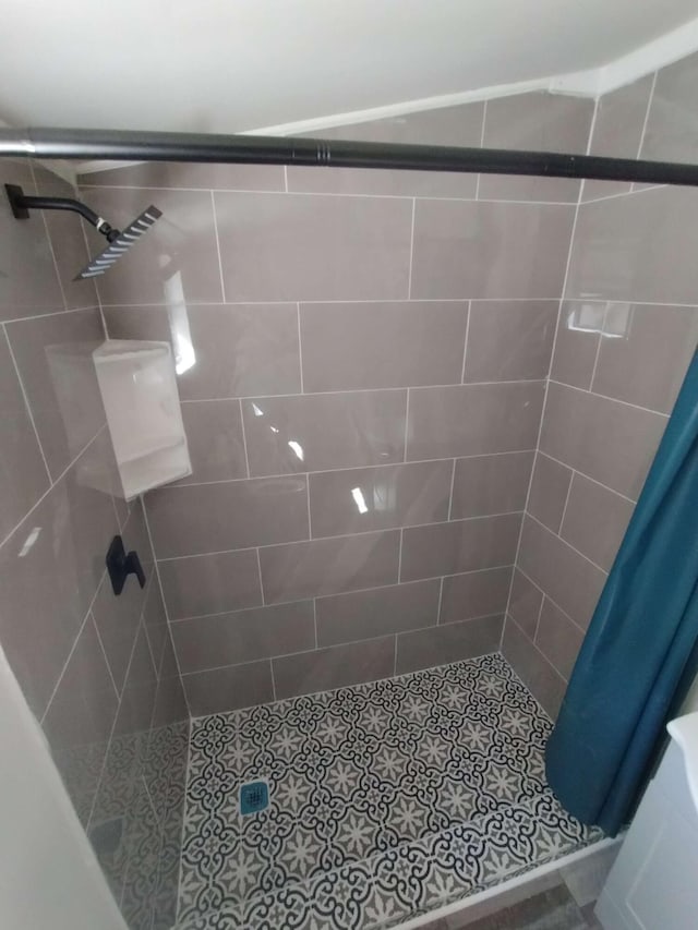 bathroom featuring a shower with shower curtain