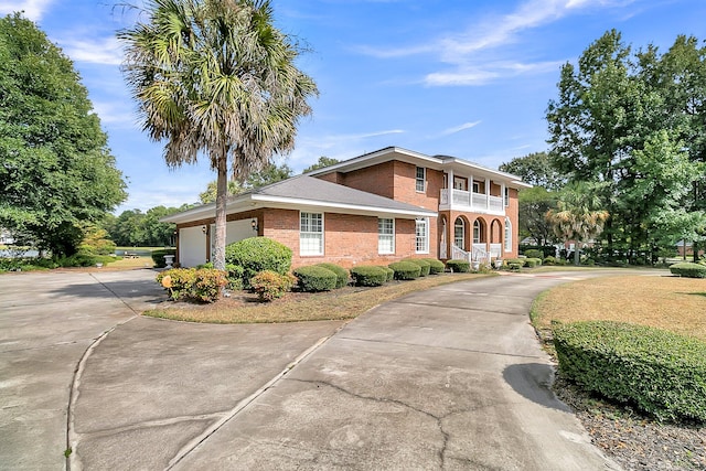 view of front of property featuring a balcony