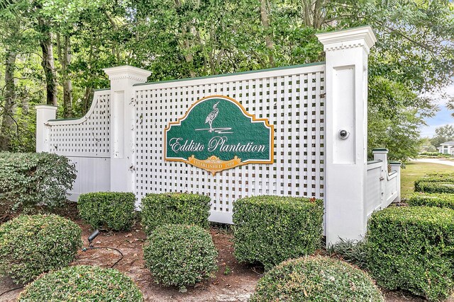 view of community / neighborhood sign