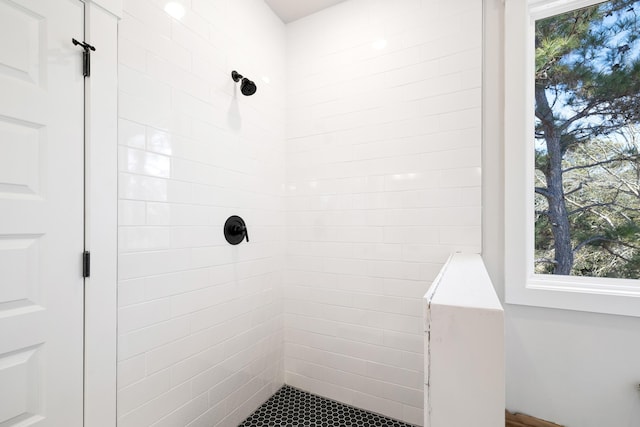 bathroom featuring a tile shower