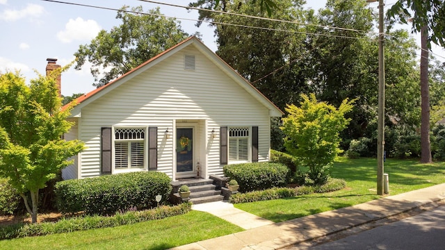 view of front of house featuring a front lawn