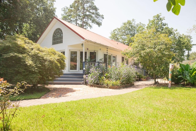 view of front of property with a front lawn