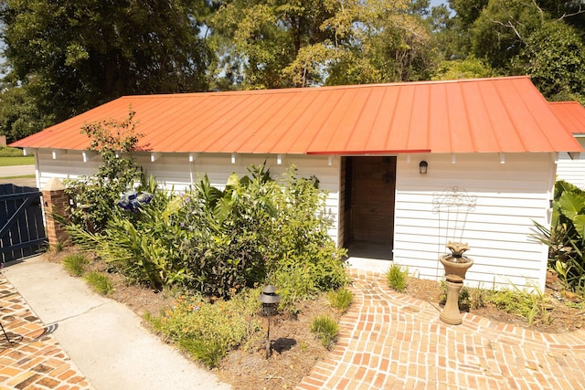 view of front of home with an outdoor structure