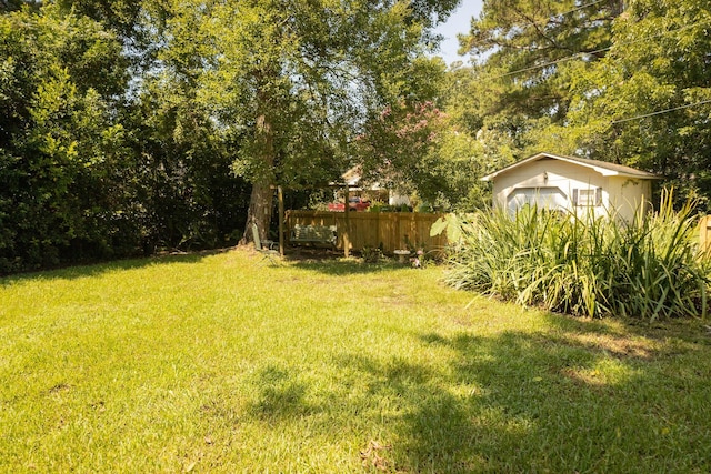 view of yard with an outdoor structure