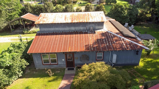 view of front of property featuring a front lawn