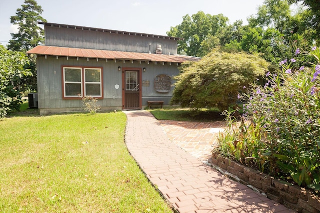 view of front of home with a front lawn