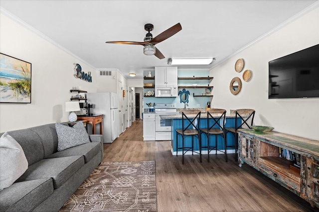 living room featuring ornamental molding, dark hardwood / wood-style floors, and ceiling fan