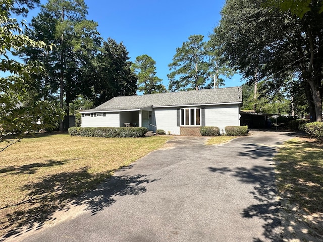 single story home with a front yard