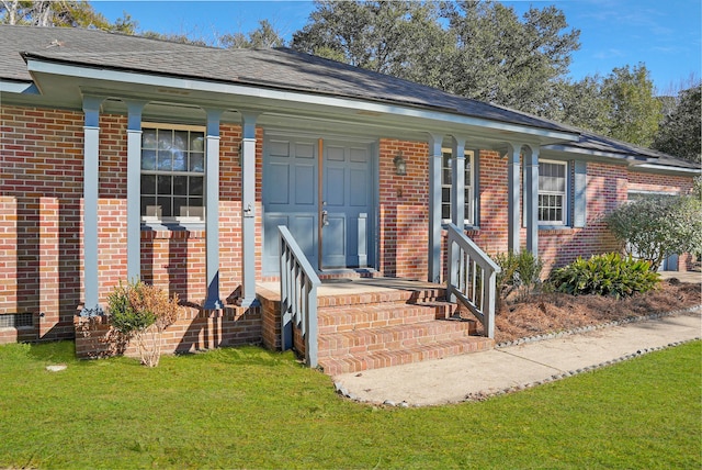 single story home featuring a front lawn