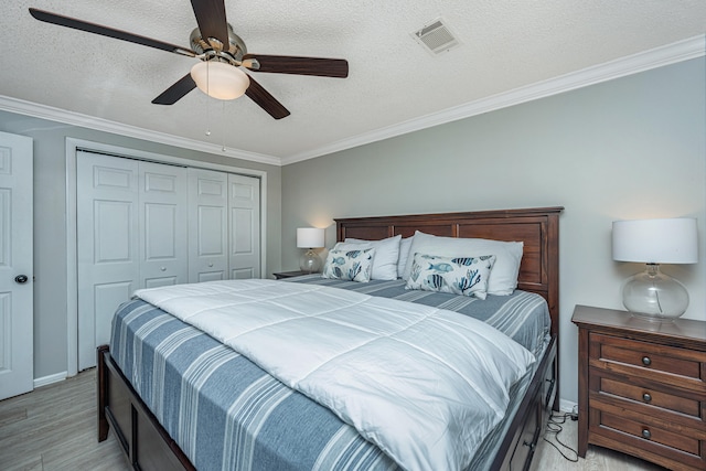 bedroom featuring crown molding, a textured ceiling, a closet, and ceiling fan