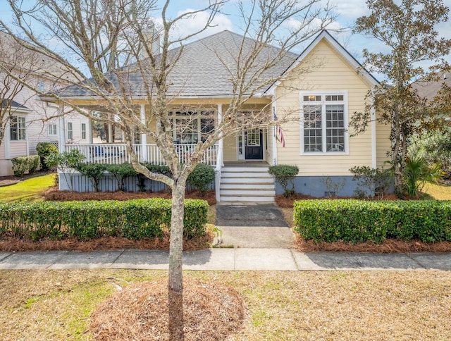 view of front facade featuring a front lawn