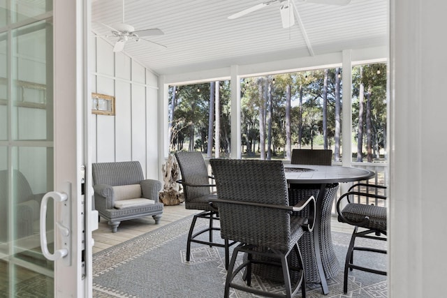 sunroom featuring ceiling fan