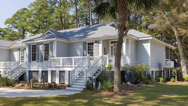 view of front of house featuring a front lawn