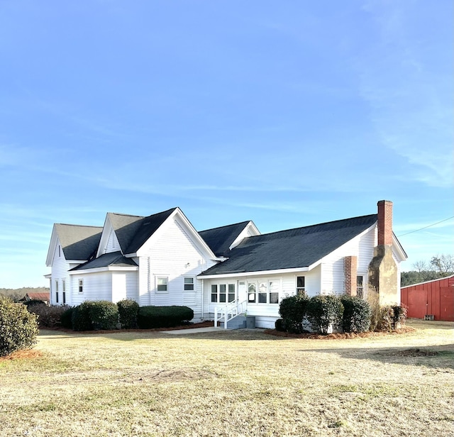 view of front facade featuring a front yard