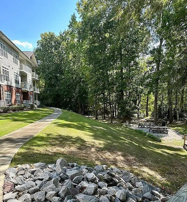 view of property's community featuring a lawn