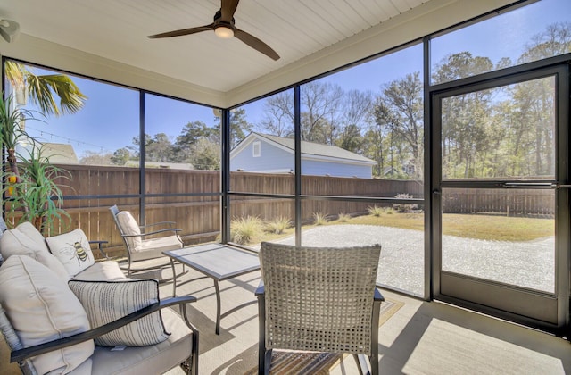 sunroom with ceiling fan